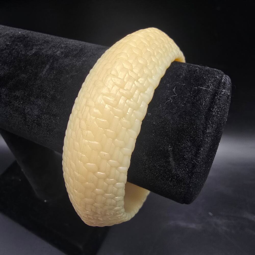 Cream Beige Waffle Weave Bangle Bracelet Plastic Vintage Costume Jewelry